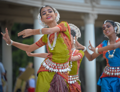 Dancing girls in traditional Indian dress - GapGuru