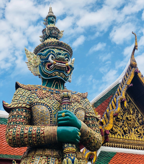 An impressive and colourful Hindu statue in Bangkok - GapGuru