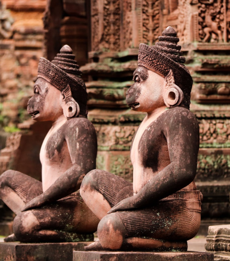 Statues at Angkor Wat temple - GapGuru